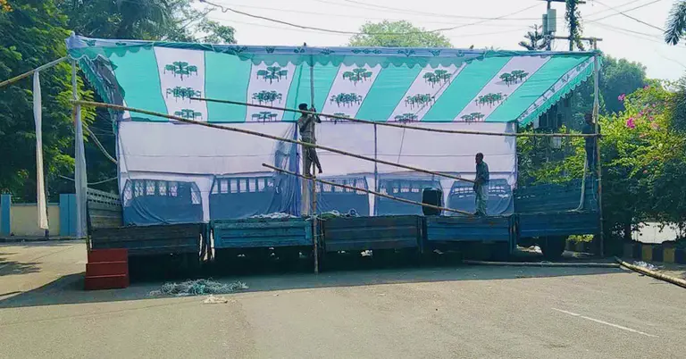 জমায়েতের জন্য তৈরি করা হচ্ছে মঞ্চ